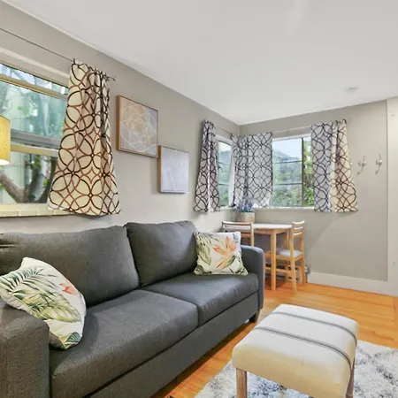 1147 Vine St Villa